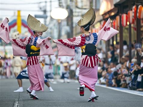 ご不明な点がございましたらお申し付けください。それでは、日本の文化とその多様性について少し語らせていただきます。